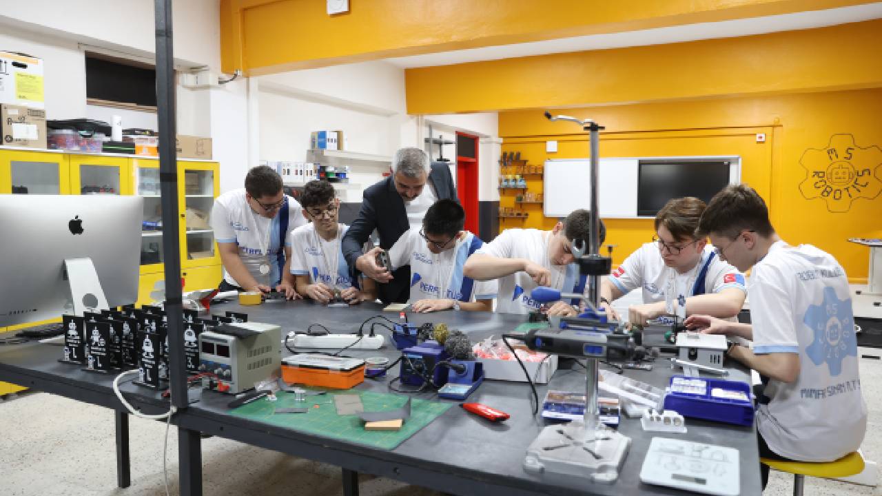 Kırklareli Mimar Sinan Mesleki ve Teknik Anadolu Lisesi öğrencileri, Yunanistan'da düzenlenen Girit Robot Olimpiyatları'nda 1466 robotu geride bırakarak dünya şampiyonu ve dünya ikincisi oldu.